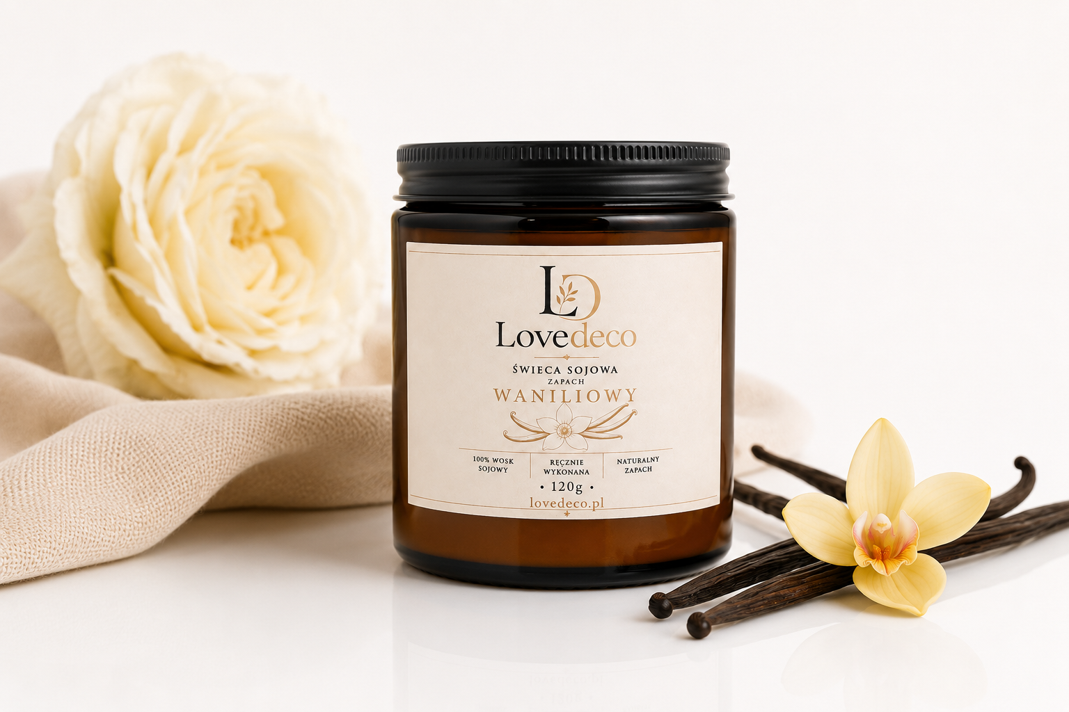 Świeca sojowa waniliowa Love Deco, 120 g, z kwiatkiem i laskami wanilii.